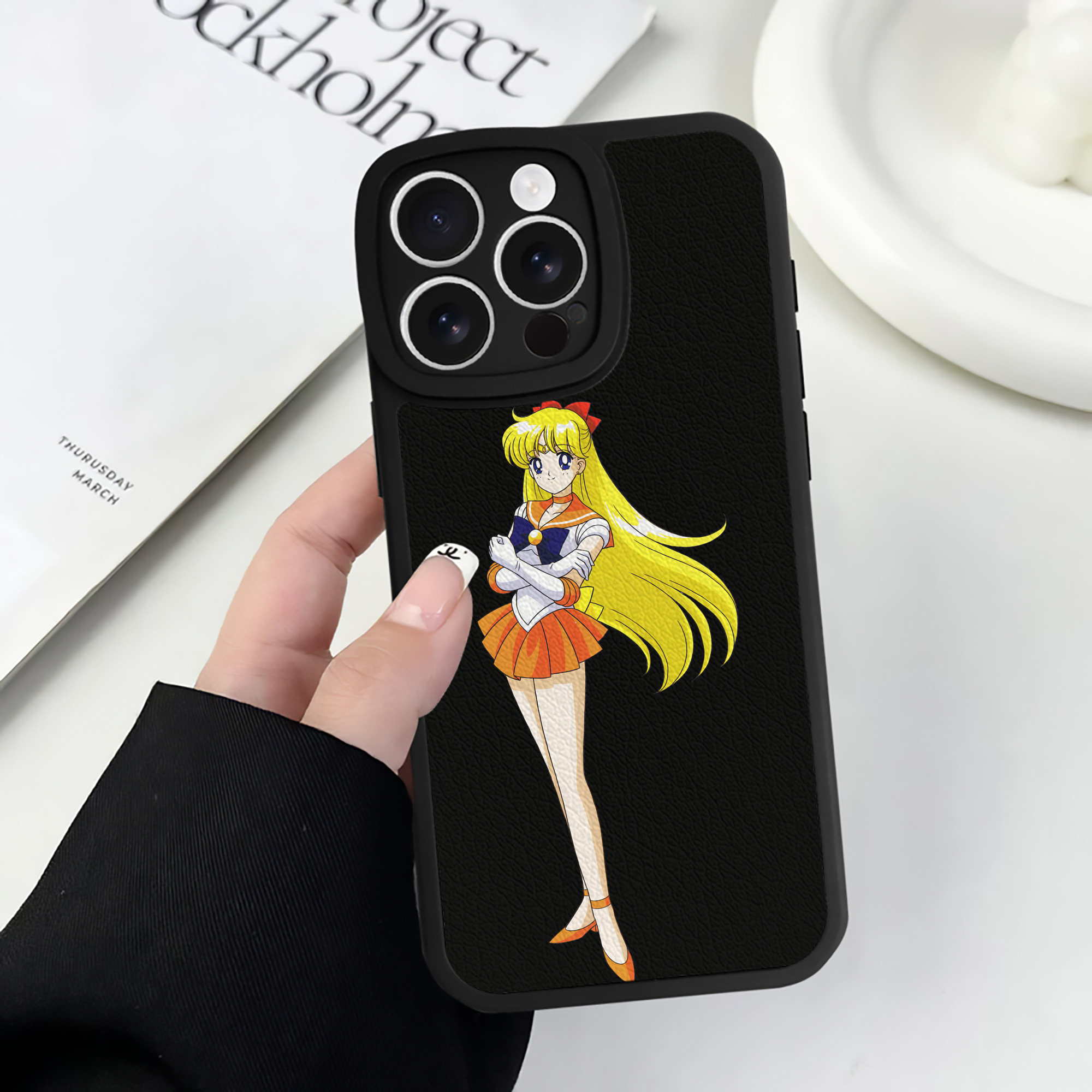 （画像用） 美少女戦士セーラームーン 愛野 美奈子 あいの みなこ Sailor Moon Aino Minako 【iPhone 16シリーズ対応】シリコンスマホケース（レザー調） 材質：シリコン